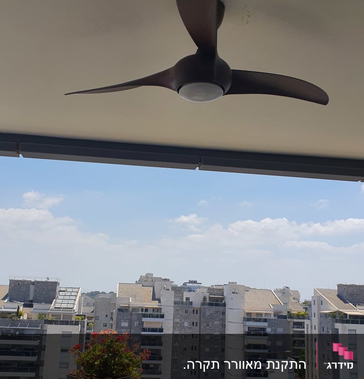 מאוורר תקרה מותקן על תקרה במרפסת